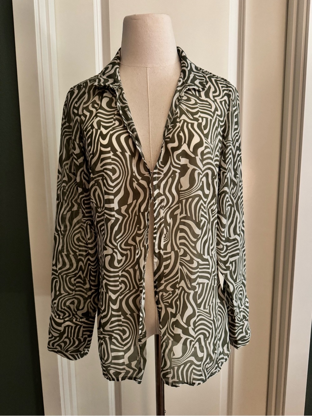 Abercrombie & Fitch Olive and White Printed 2 clasp front blouse